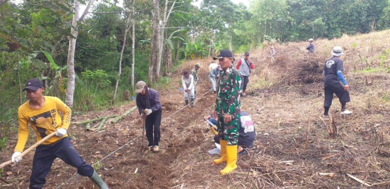 Pengawasan Penggalian Pondasi Lahan KDKMP oleh Babinsa Koramil 2209/Lengkong 2