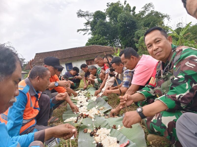 Babinsa Koramil 2211/Sagaranten Laksanakan Komsos Bersama Warga Desa Cidolog 7