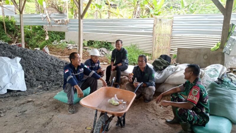 Babinsa Koramil 2205/Kalapanunggal Laksanakan Komsos Bersama Warga Kampung Ciawitali 6