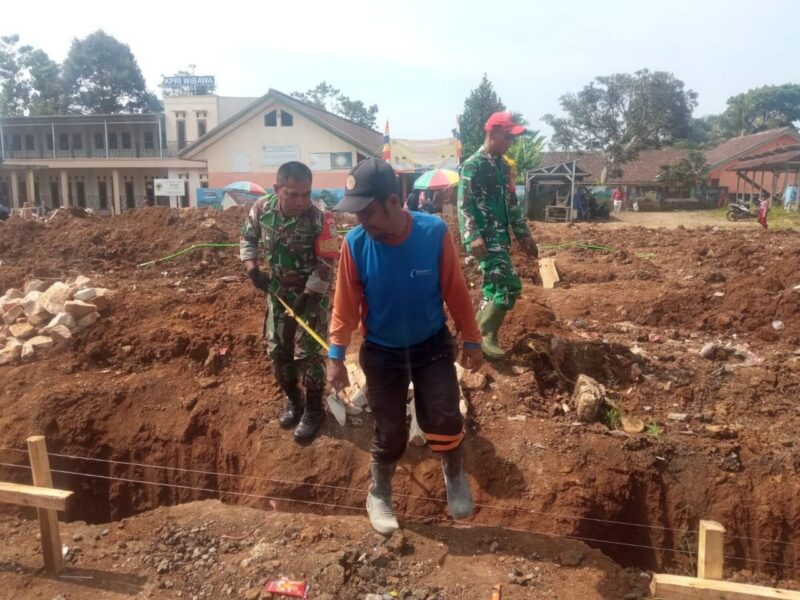 Babinsa Koramil 2205/Kalapnunggal Dampingi Pembangunan Koperasi Merah Putih Desa Kalapanunggal 1