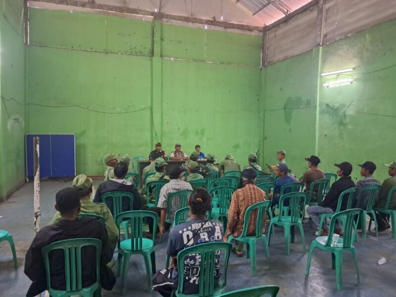 Babinsa Koramil 2207/Jampang Tengah Hadiri Rapat Mingguan dan Pembagian Insentif Linmas Desa Sindangresmi 8