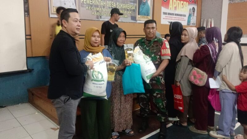 Babinsa Koramil 2206/Parakansalak Dampingi Pendistribusian Bansos Desa Sukakersa 1