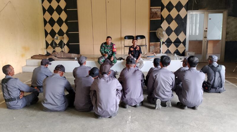 Babinsa Koramil 2215/Ciemas Laksanakan Bintek Satlinmas Desa Mandrajaya