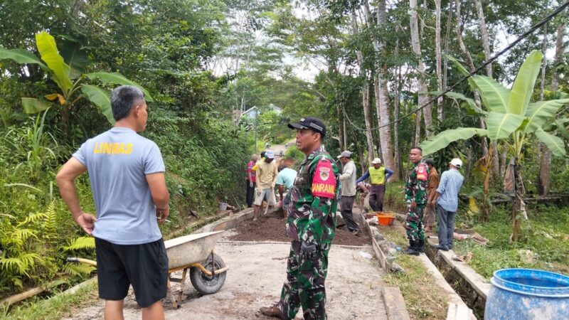 Danramil 2211/Sagaranten Gelar Karya Bakti Pengecoran Jalan Desa Hegarmanah 4