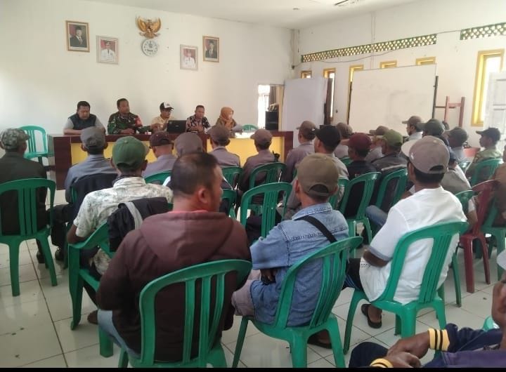 Babinsa Koramil 2210/Pabuaran Dampingi Pembagian Insentip Linmas, RT, dan RW Desa Bantarsari 6