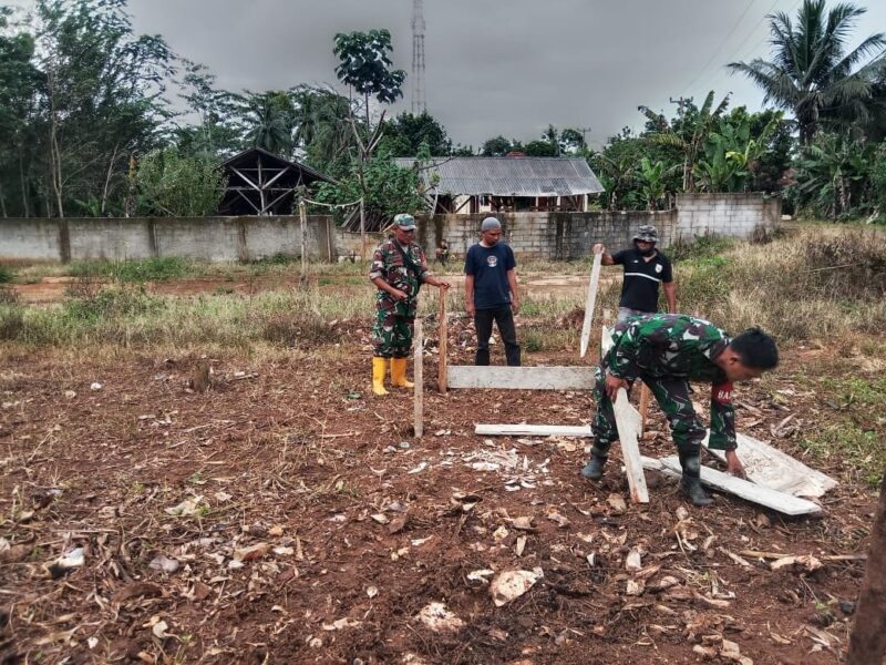 Babinsa Koramil 2212/Tegalbuleud Bersama Warga Laksanakan Karbak Pemasangan Boplang 1 Babinsa Koramil 2212/Tegalbuleud Bersama Warga Laksanakan Karbak Pemasangan Boplang