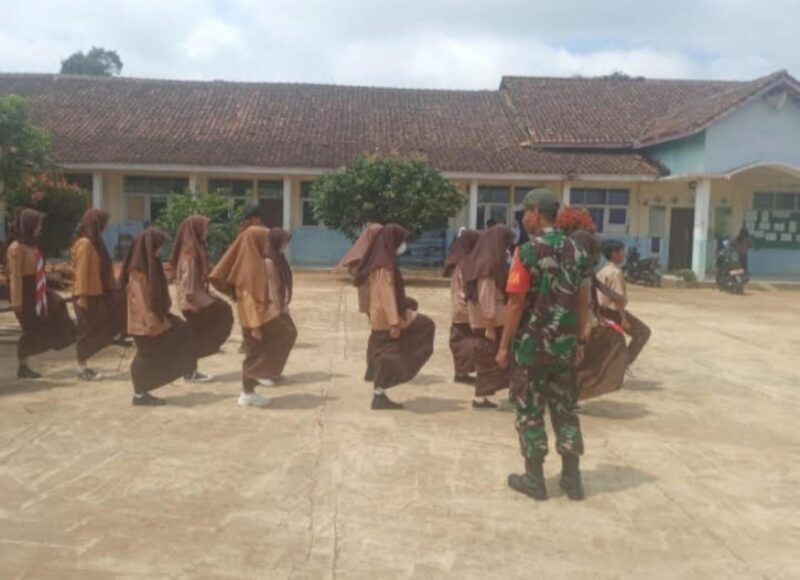 Babinsa Koramil 2209/Lengkong Berikan Pembinaan PBB di SMPN 2 Lengkong 11