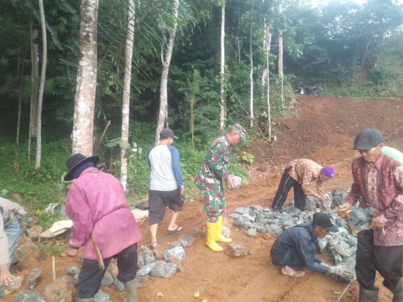 Babinsa Koramil 2209/Lengkong Laksanakan Karya Bakti Perkerasan Jalan 10