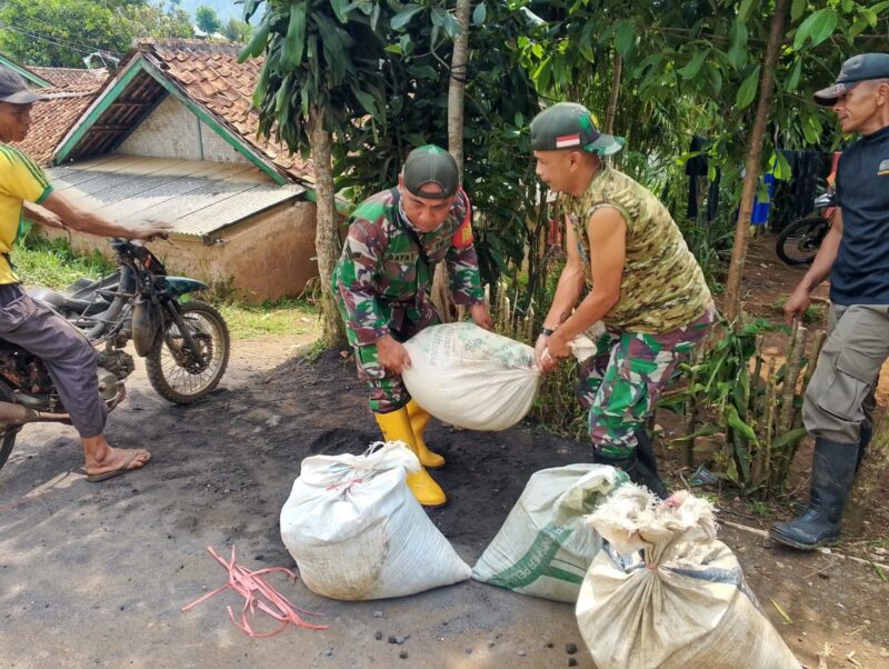 Babinsa Koramil 2205/Kalapanunggal Laksanakan Bakti Pembersihan Jalan Setapak 1 Babinsa Koramil 2205/Kalapanunggal Laksanakan Bakti Pembersihan Jalan Setapak