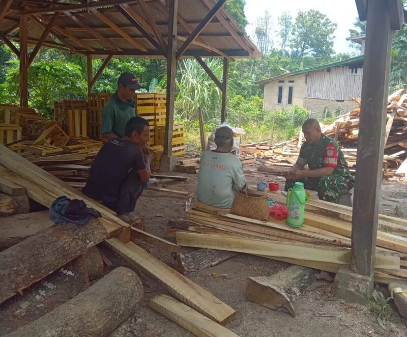 Babinsa Koramil 2215/Ciemas Laksanakan Komsos Bersama Masyarakat Desa Ciemas 4