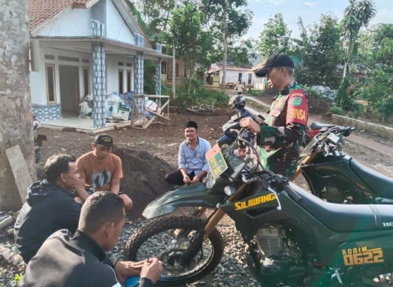 Babinsa Koramil 2209/Lengkong Laksanakan Komsos Bersama Warga 3