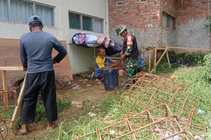 Babinsa Koramil 2206/Parakansalak Laksanakan Karya Bakti di Lokasi KDKMP