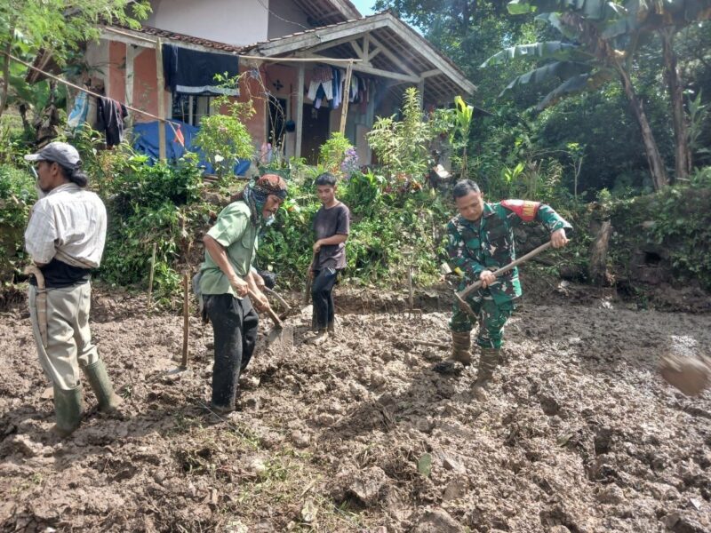 Babinsa Koramil 2204/Cikidang Gelar Karbak Pemerataan Lahan Untuk Masjid 1