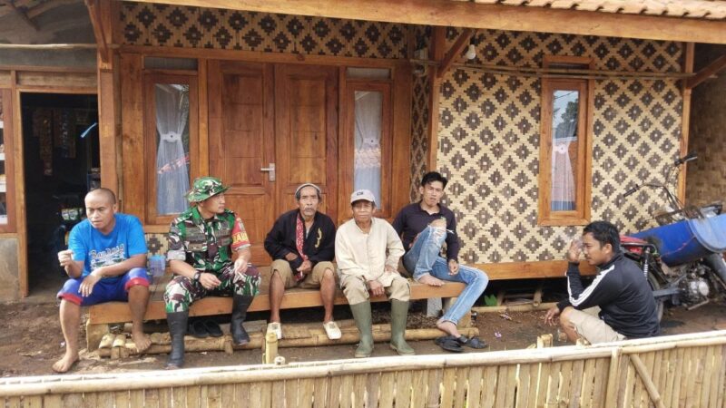 Babinsa Koramil 2208/Nyalindung Laksanakan Komsos Bersama Warga 2