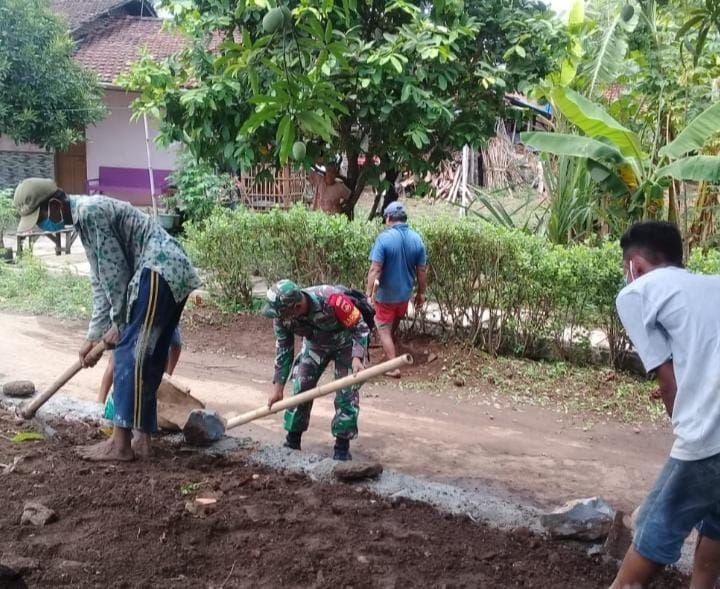 Babinsa Koramil 2214/Surade Desa Cipendey Laksanakan Bhakti Pembersihan Jalan Bersama Warga 1 Babinsa Koramil 2214/Surade Desa Cipendey Laksanakan Bhakti Pembersihan Jalan Bersama Warga
