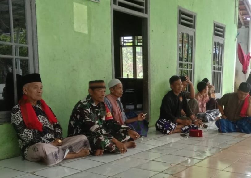 Babinsa Koramil 2212/Tegalbuleud Laksanakan Komsos dengan Tokoh Agama 1