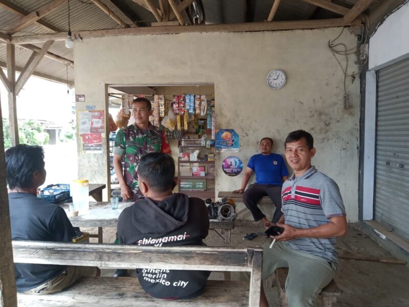 Babinsa Koramil 2204/Cikidang Laksanakan Komsos dengan Tokoh Masyarakat Desa Tamansari