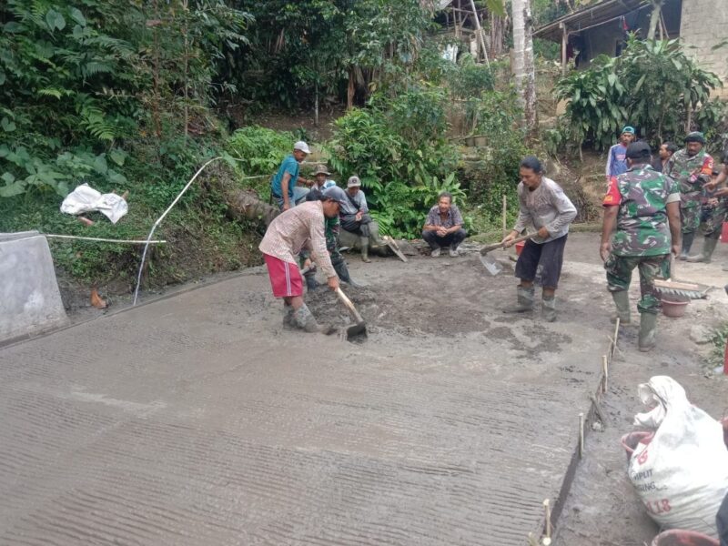 Babinsa Koramil 2204/Cikidang Laksanakan Bhakti Perbaikan Jalan Desa Bumisari 1 Babinsa Koramil 2204/Cikidang Laksanakan Bhakti Perbaikan Jalan Desa Bumisari