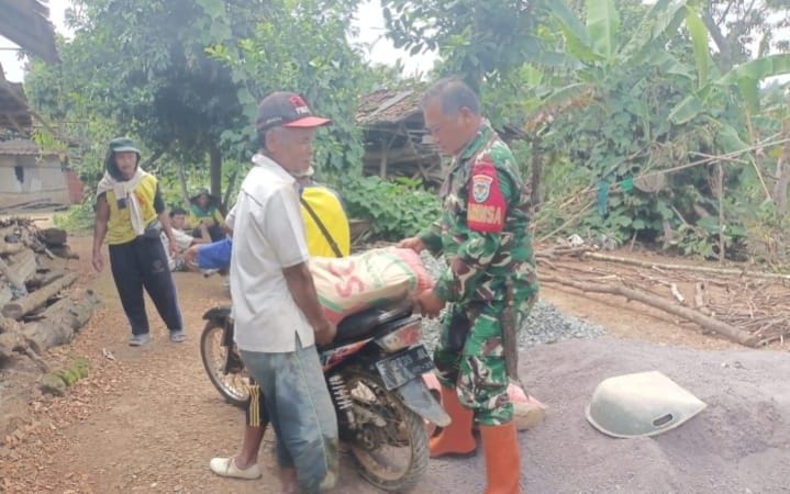 Babinsa Koramil 2210/Pabuaran Laksanakan Karya Bakti di Desa Sirnasari 2
