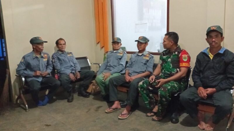 Babinsa Koramil 2214/Surade Laksanakan Komsos Bersama Linmas di Desa Mangunjaya 11