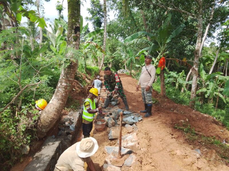 Babinsa Sukamukti Koramil 2214/Surade Laksanakan Bhakti Pembuatan Saluran Irigasi Bersama Warga 1 Babinsa Sukamukti Koramil 2214/Surade Laksanakan Bhakti Pembuatan Saluran Irigasi Bersama Warga