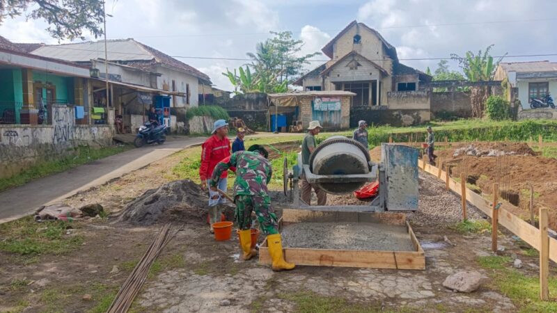 Babinsa Koramil 2206/Parakansalak Laksanakan Karya Bakti Pengecoran Pondasi KDKMP 11