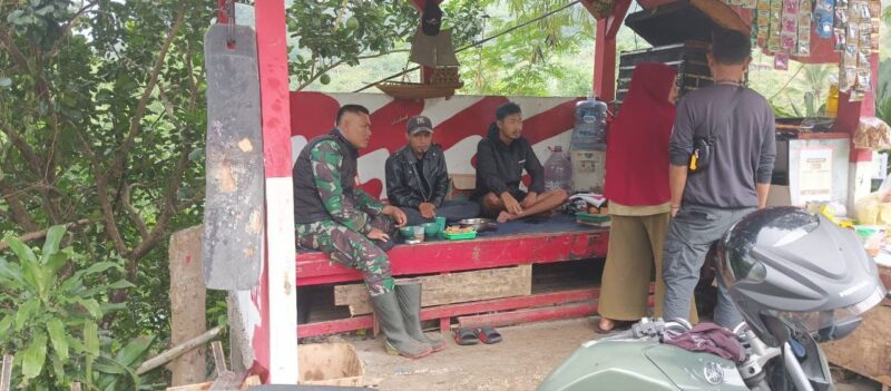 Babinsa Desa Mekarsari Koramil 2208/Nyalindung Laksanakan Komsos Bersama Warga Kampung Cisayar 10