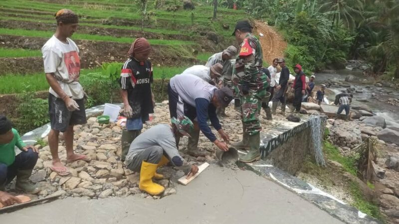 Babinsa Koramil 2201/Cisolok Laksanakan Karya Bakti Pengecoran Jalan 9