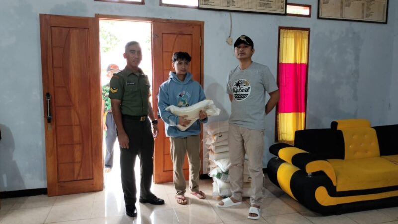 Babinsa Desa Sekarsari Koramil 2213/Jampangkulon Dampingi Penyaluran Bantuan Beras 5