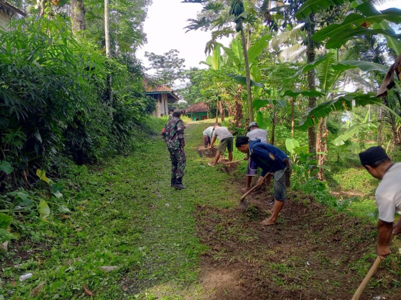 Babinsa Desa Cidadap Koramil 2211/Sagaranten Laksanakan Karya Bakti Pembersihan Jalan 11