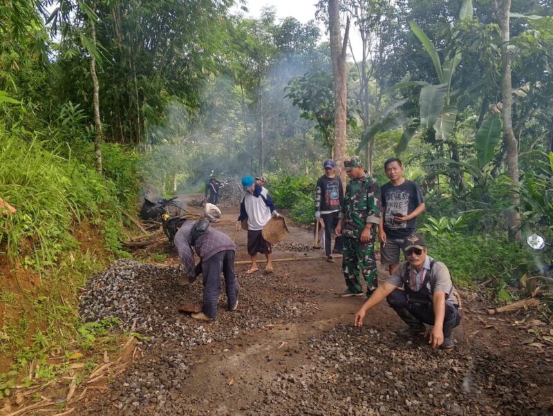 Babinsa Koramil 2211/Sagaranten Laksanakan Karyabakti Pengaspalan Jalan 8