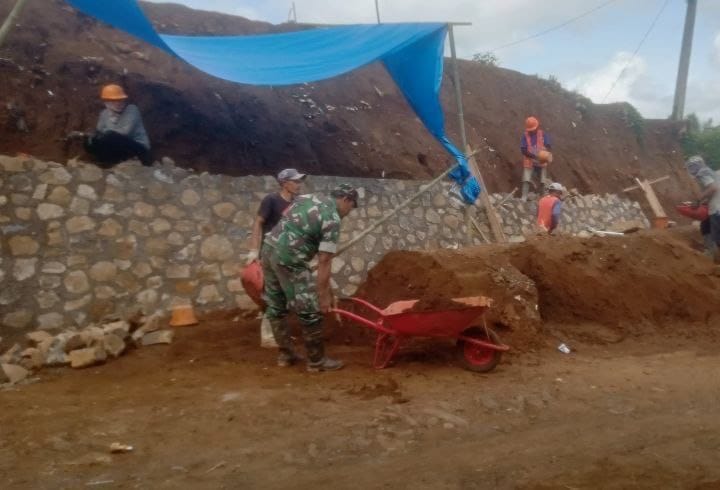 Babinsa Koramil 2207/Jampangtengah Laksanakan Karya Bakti Pembuatan TPT Bersama Warga 1