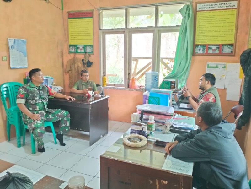 Babinsa Koramil 2206/Parakansalak Laksanakan Komsos Bersama PPL 9