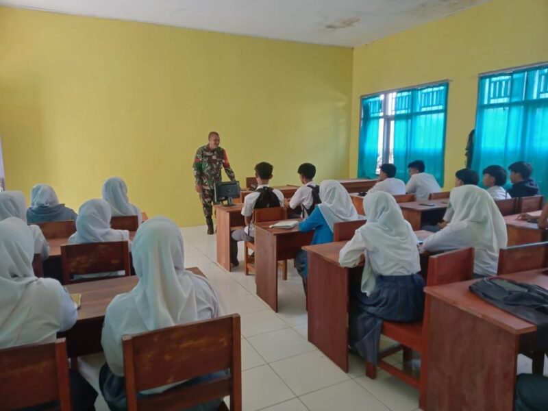Babinsa Koramil 2204/Cikidang Laksanakan Kegiatan Wasbang di SMK Al Mumtaz Cikiray 3