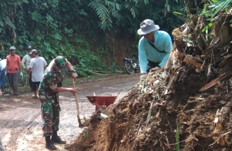 Babinsa Koramil 2205/Kalapanunggal Gelar Bakti Pembersihan Jalan Lingkungan di Desa Cihamerang