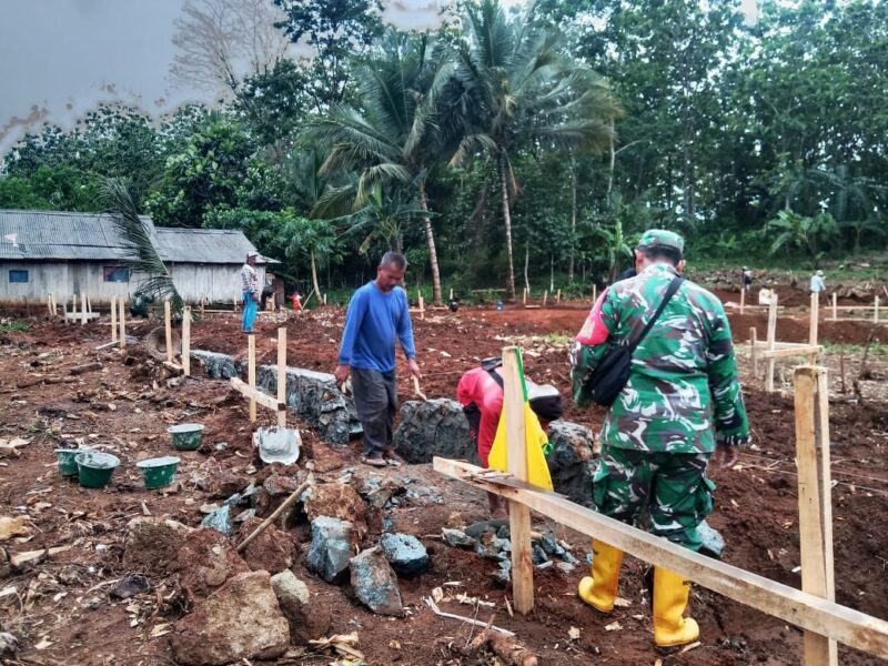 Babinsa Koramil 2212/Tegalbuleud bersama Warga Laksanakan Karbak Pembangunan KDKMP di Desa Nangela 10