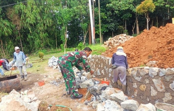 Babinsa Koramil 2210/Pabuaran Bersama Warga Laksanakan Karya Bakti Pembuatan Dam 1 Babinsa Koramil 2210/Pabuaran Bersama Warga Laksanakan Karya Bakti Pembuatan Dam