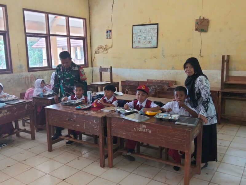 Babinsa Koramil 2214/Surade Dampingi Penyaluran MBG di SDN Desa Sirnasari 2