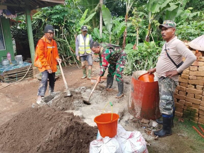 Babinsa Koramil 2214/Surade Laksanakan Bhakti Pembuatan Saluran Irigasi di Desa Sukamukti 3