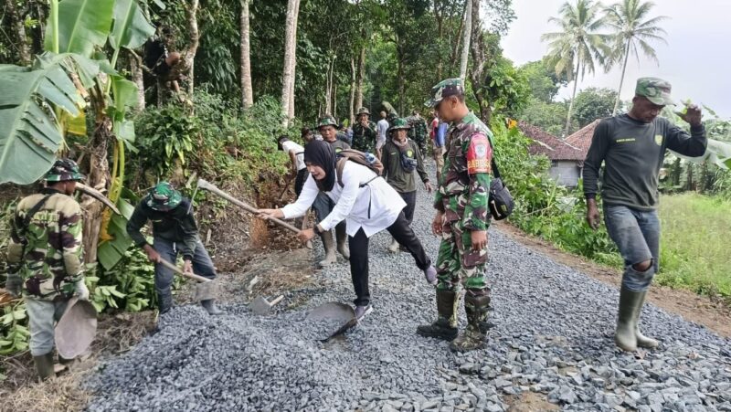 Babinsa Koramil 2213/Jampangkulon Laksanakan Bakti Bersama Warga Desa Mekarjaya