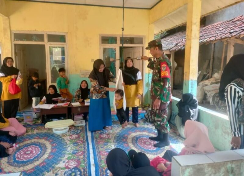 Pendampingan Posyandu oleh Babinsa Koramil 2209/Lengkong 5