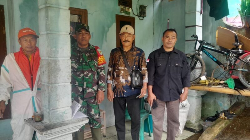 Babinsa Koramil 2201/Cisolok Monitoring Tanah Longsor Akibat Hujan Deras Terjang Desa Gunung Tanjung 1