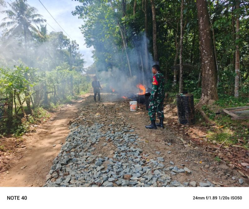 Babinsa Koramil 2214/Surade Laksanakan Bhakti Pengaspalan Jalan Desa Ujung Genteng 7
