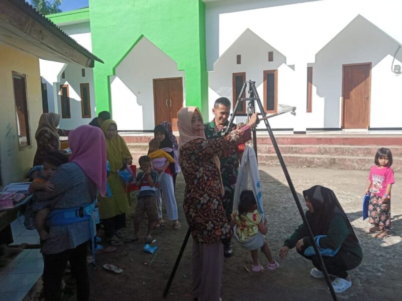 Babinsa Koramil 2204/Cikidang Dampingi Kegiatan Posyandu di Desa Cikarae Thoyibah 3