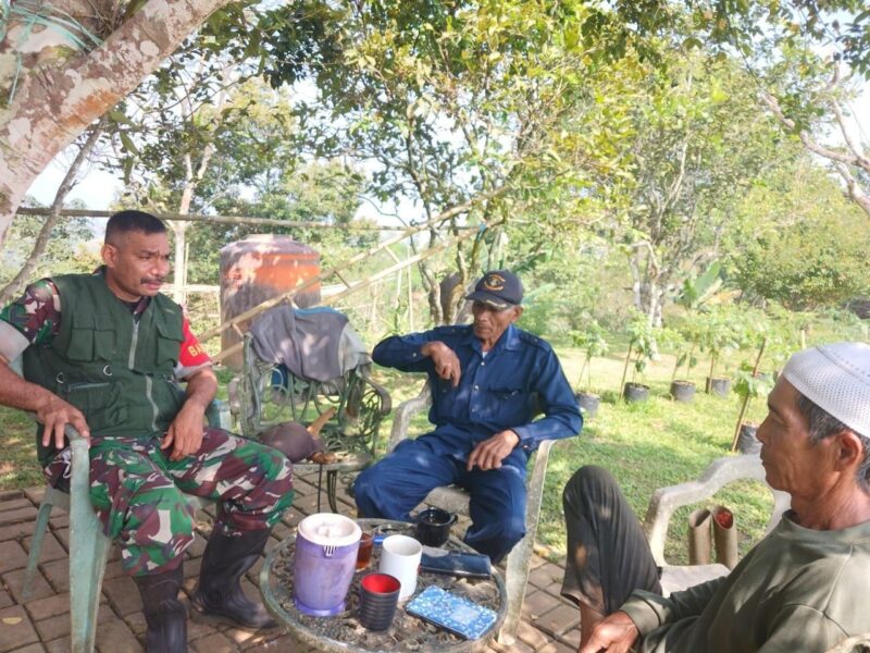 Babinsa Desa Sampora Koramil 2204/Cikidang Laksanakan Komsos dengan Tokoh Masyarakat 5