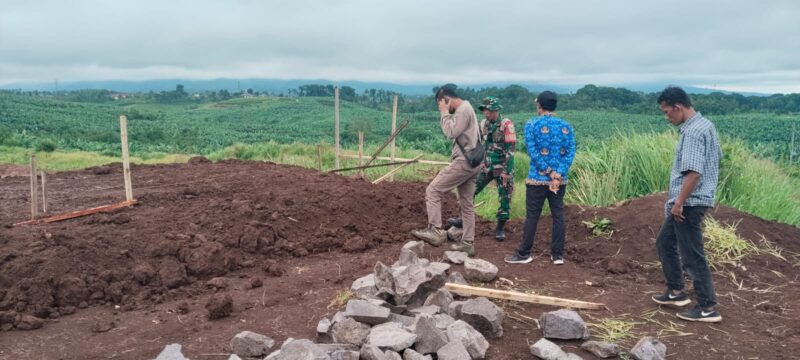 Danramil 2205 / Kalapanunggal Dampingi Pembangunan KDKMP di Desa Kadununggal 2