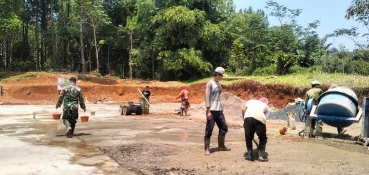 Babinsa Koramil 2210/Pabuaran Dampingi Pengecoran Lapangan Futsal Bersama Warga