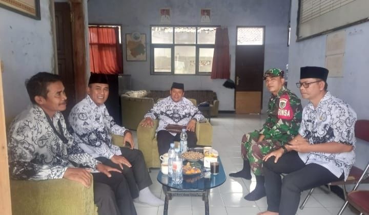 Babinsa Koramil 2210/Pabuaran Laksanakan Komsos Bersama Guru 4