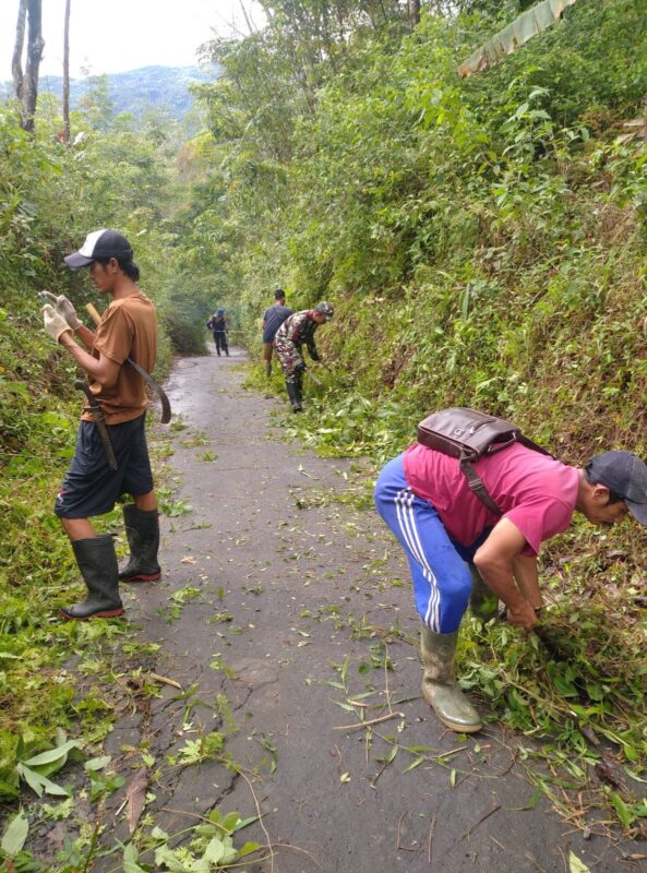 Babinsa Koramil 2201/Cisolok Gelar Karya Bakti Jumsih Bersama Warga Desa Sukarame 11