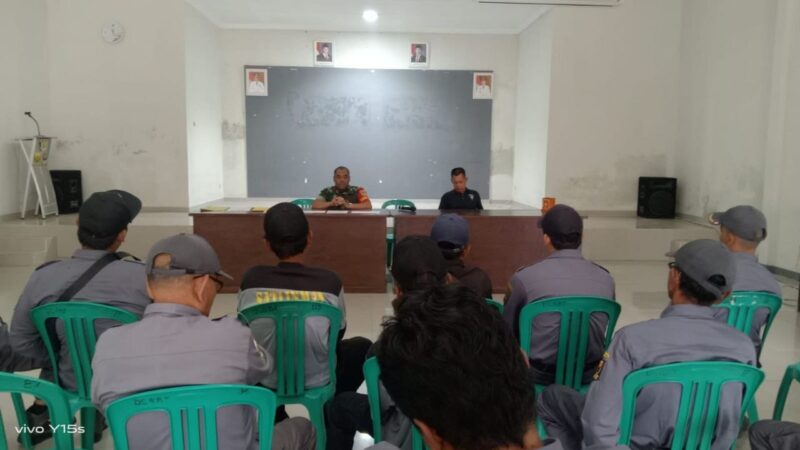 Babinsa Koramil 2208/Nyalindung Laksanakan Pembinaan Anggota Linmas 4